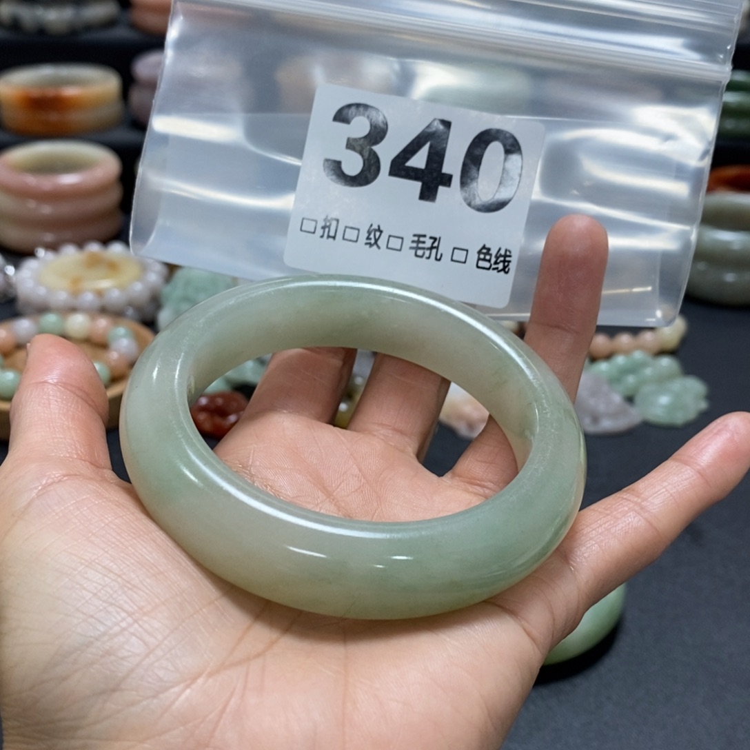 石英质玉手镯未镶嵌Q****Z