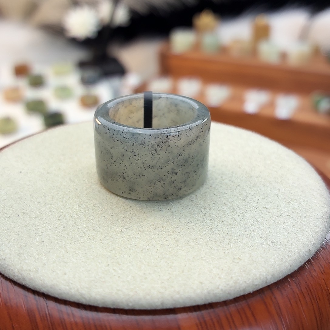 R***n和田玉未镶嵌戒指i30黑芝麻圆切18.3mm