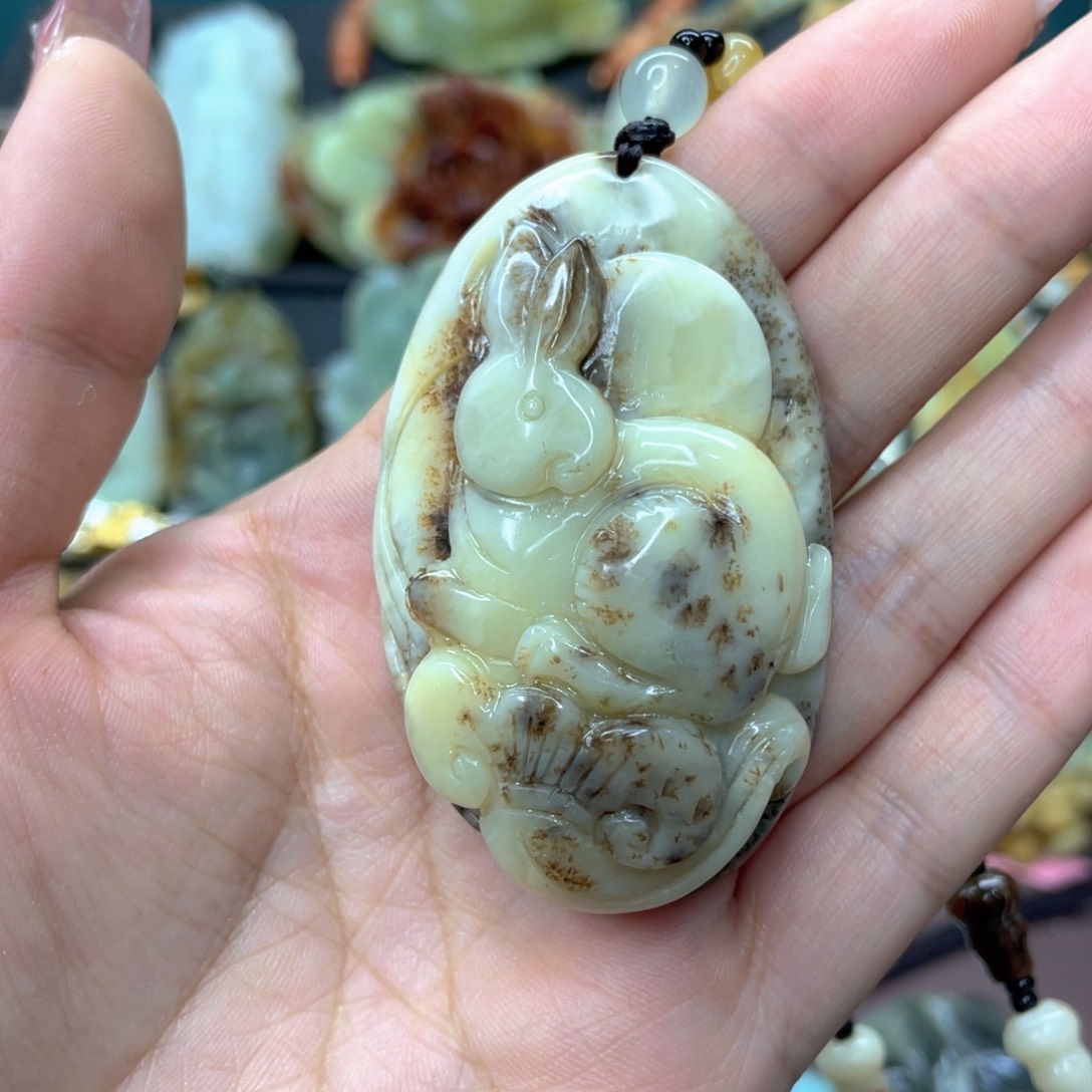 蛇纹石玉颈饰未镶嵌