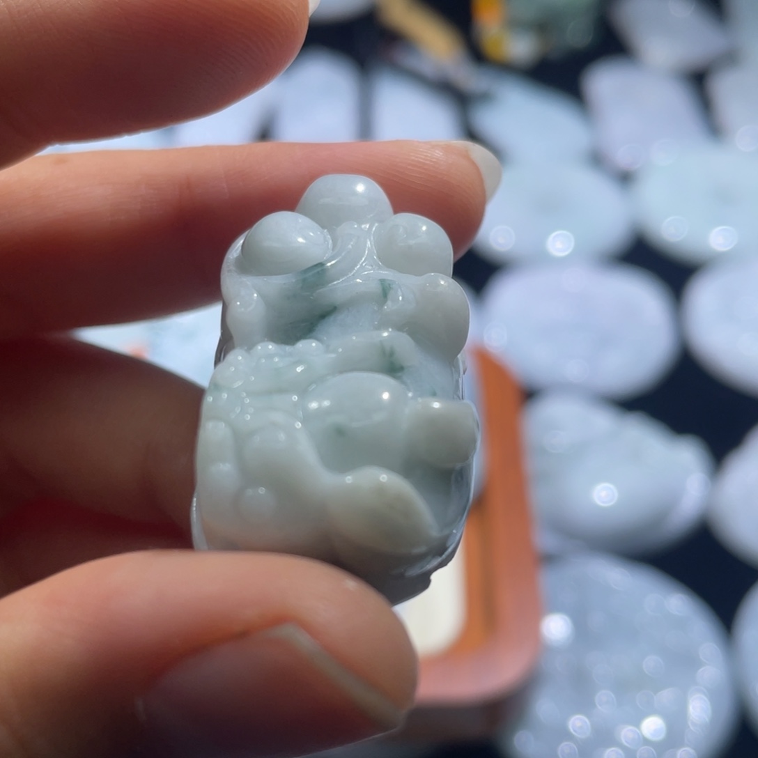 翡翠未镶嵌颈饰貔貅