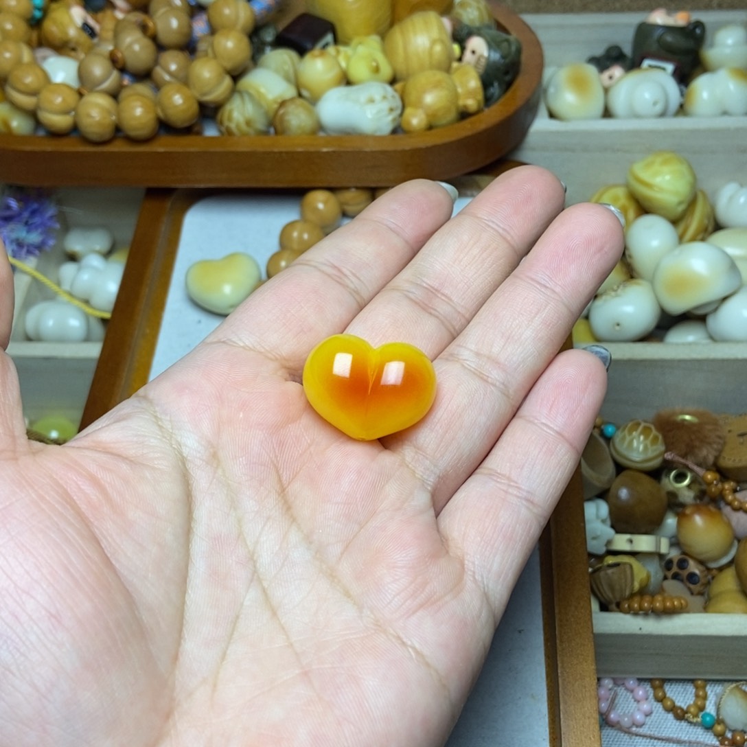 猴头核桃吊坠爱心