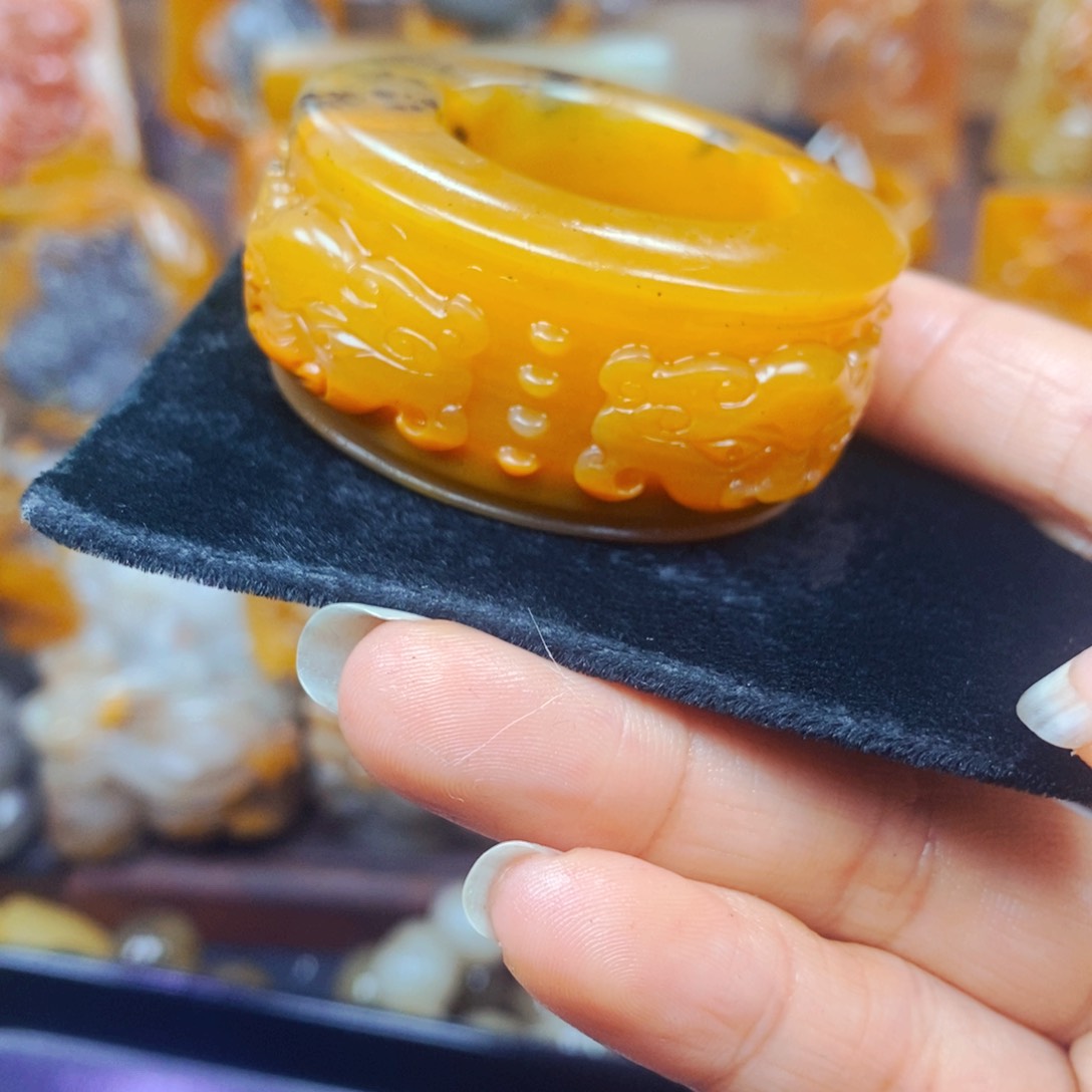 未镶嵌石英质玉（黄龙玉）颈饰