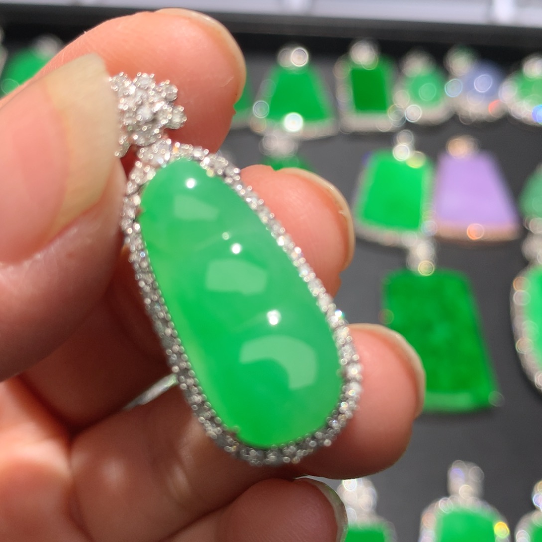 翡翠颈饰18K金镶嵌翡翠