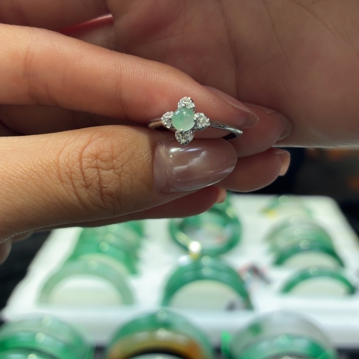 石英质玉未镶嵌颈饰