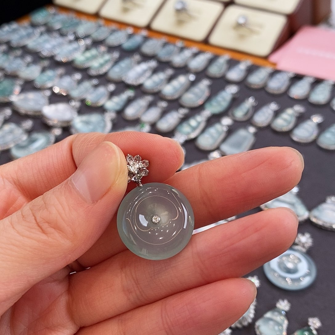 翡翠颈饰未镶嵌平安扣