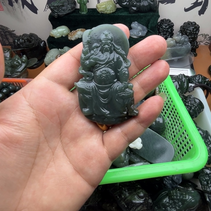 和田玉未镶嵌把件