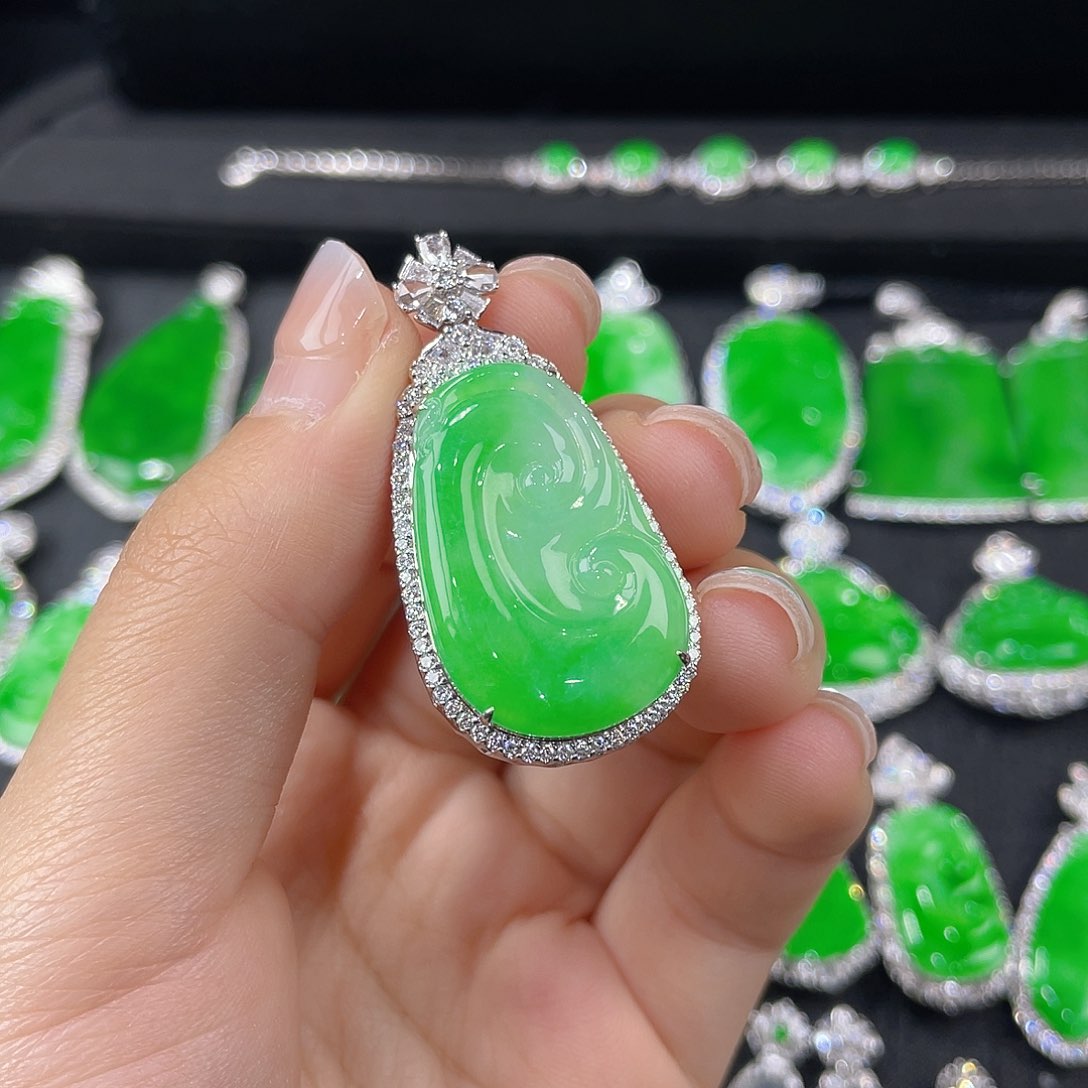 翡翠18K金镶嵌颈饰