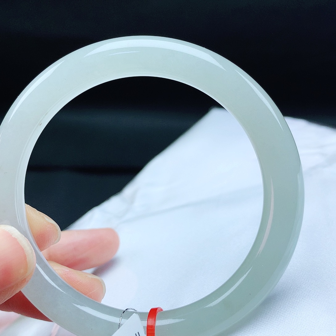 翡翠手镯未镶嵌54圈