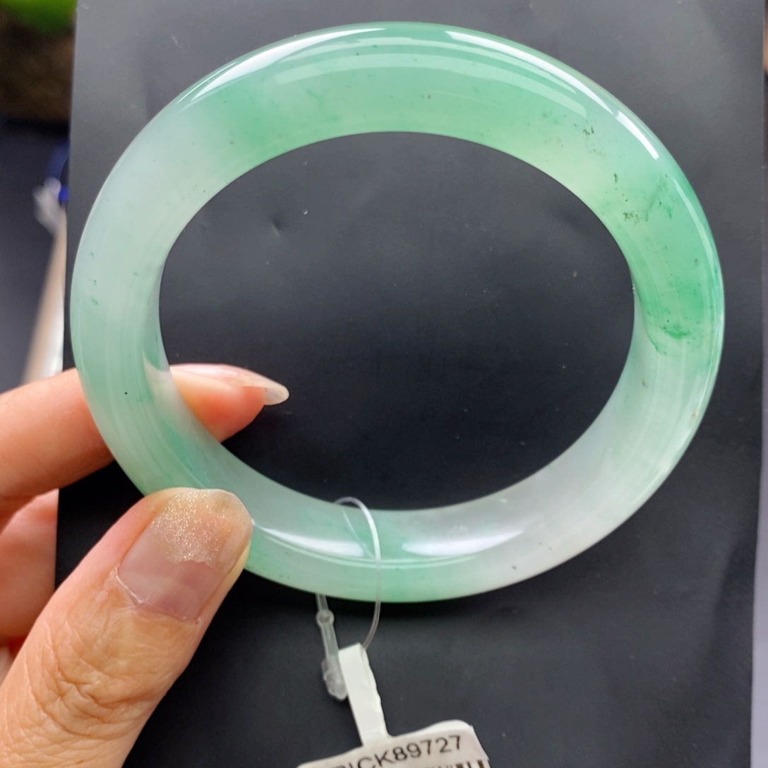 祁***忆石英质玉未镶嵌手镯