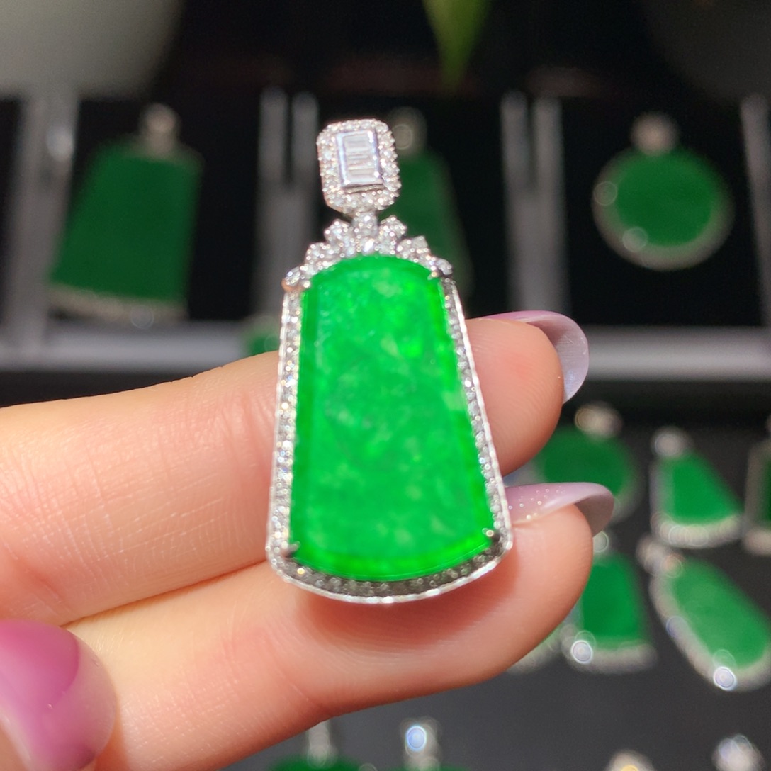 翡翠颈饰18K金镶嵌翡翠