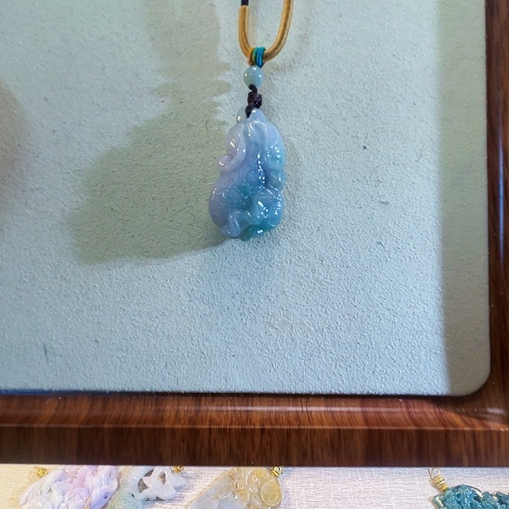 翡翠颈饰未镶嵌翡翠冰底白菜