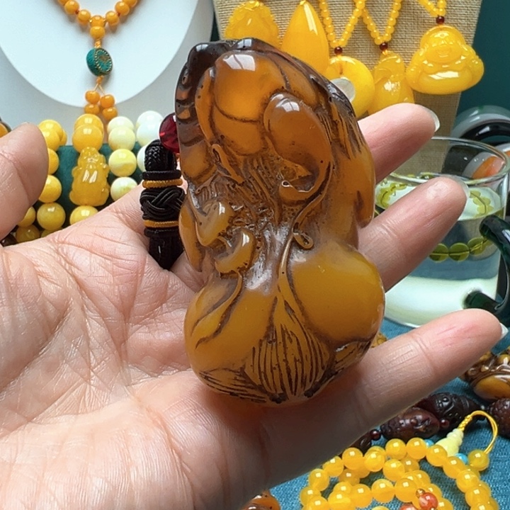 琥珀未镶嵌颈饰手把件