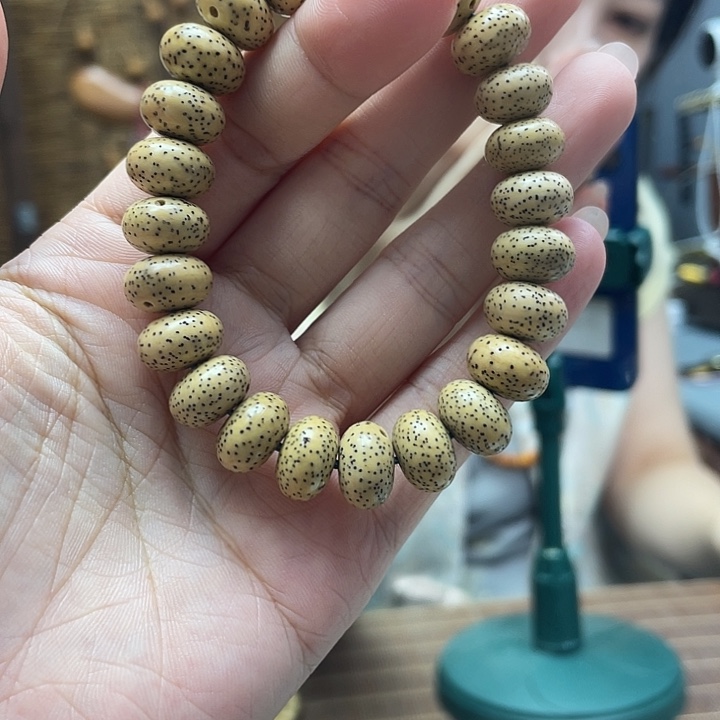 云***江琥珀颈饰未镶嵌手串
