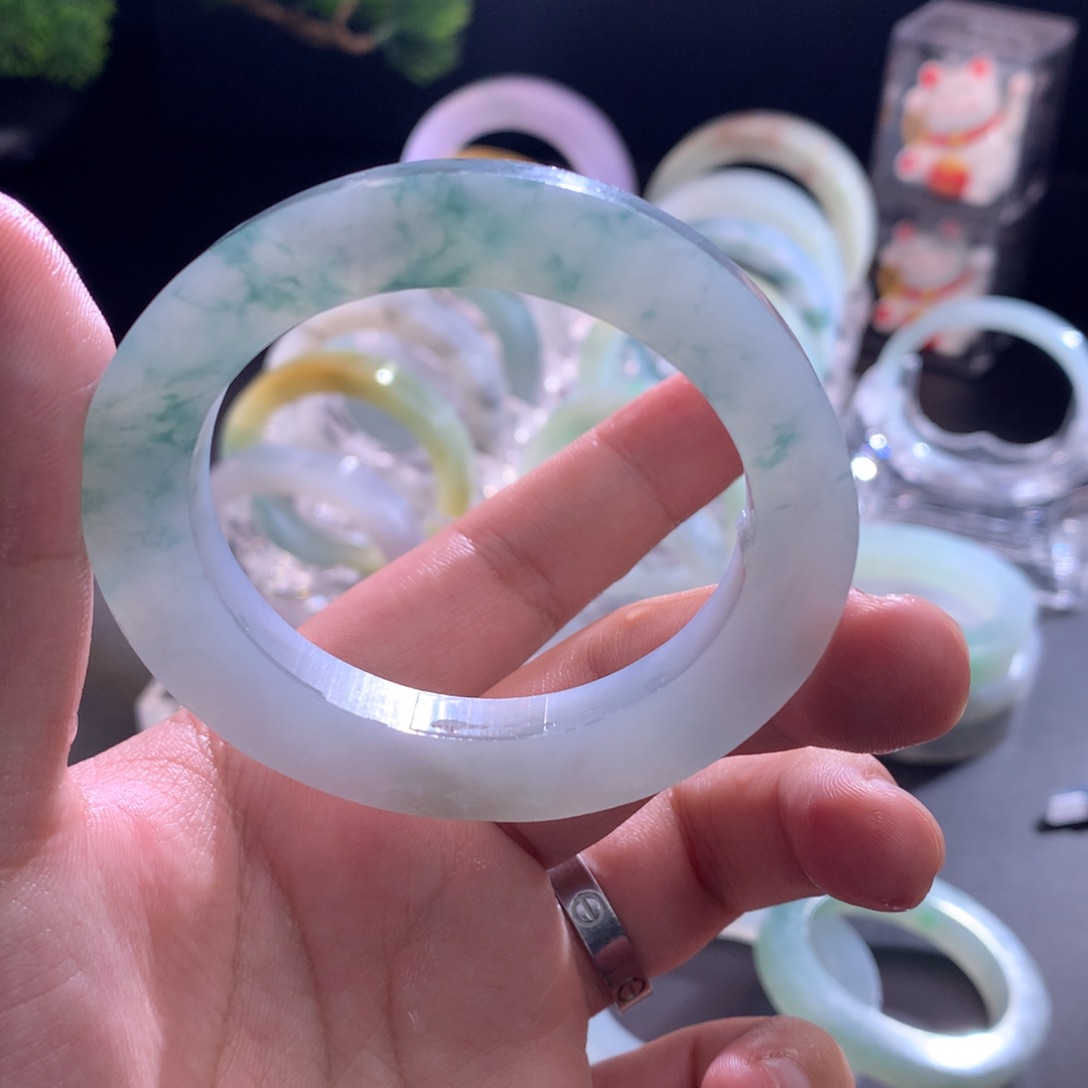 未镶嵌冰蓝底冰胶飘花翡翠手镯定制翡翠