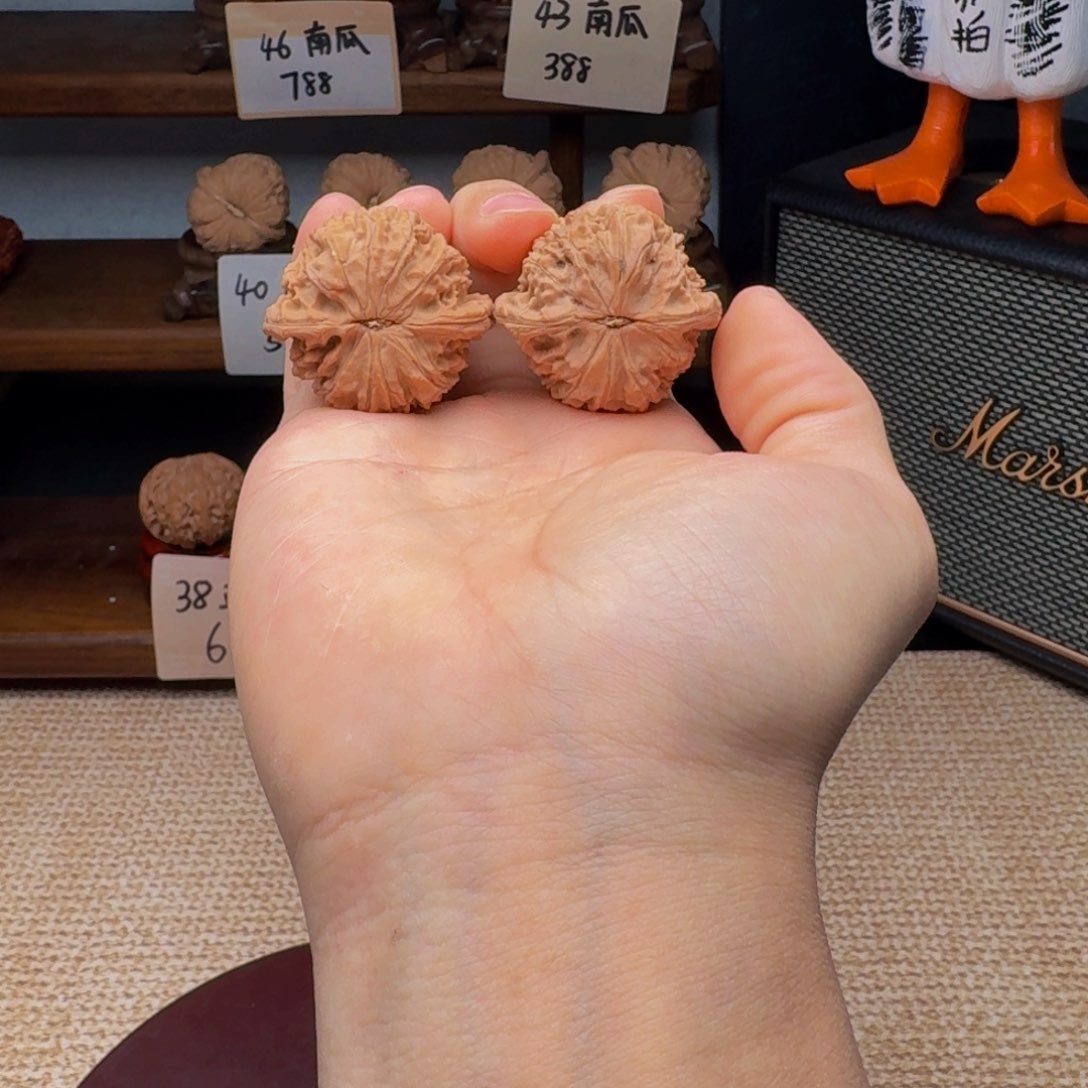 文玩核桃把件三*四3916闷白