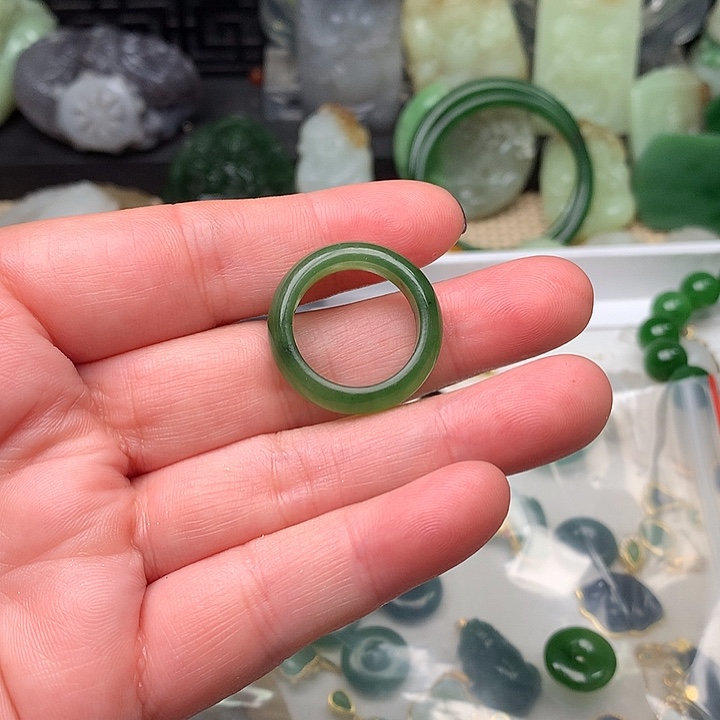 和田玉颈饰未镶嵌，****。