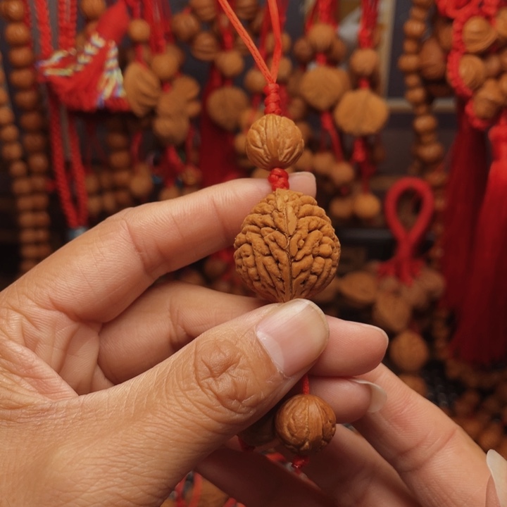 木质类龙纹桃枭挂件