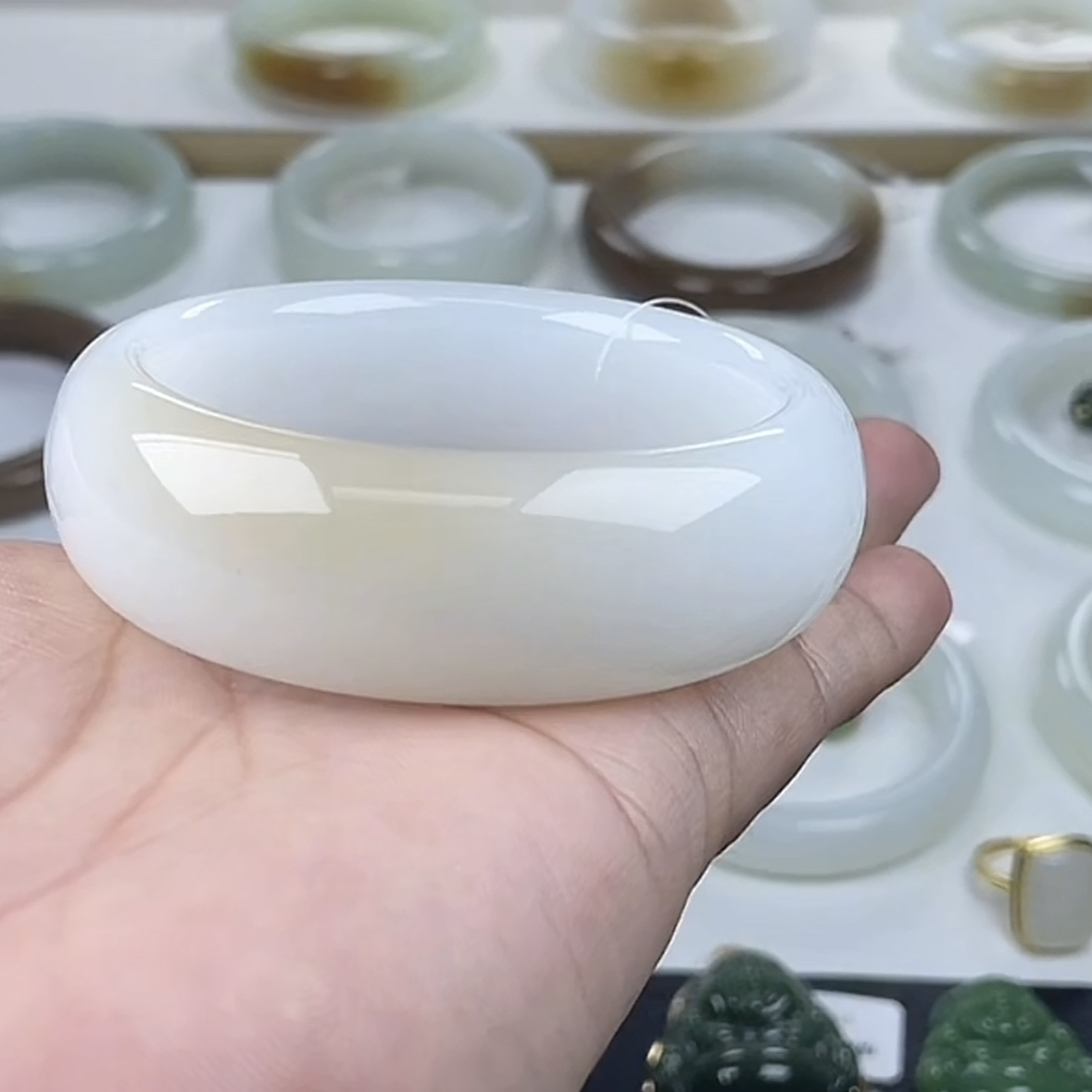 精品收藏级和田玉宽版手镯