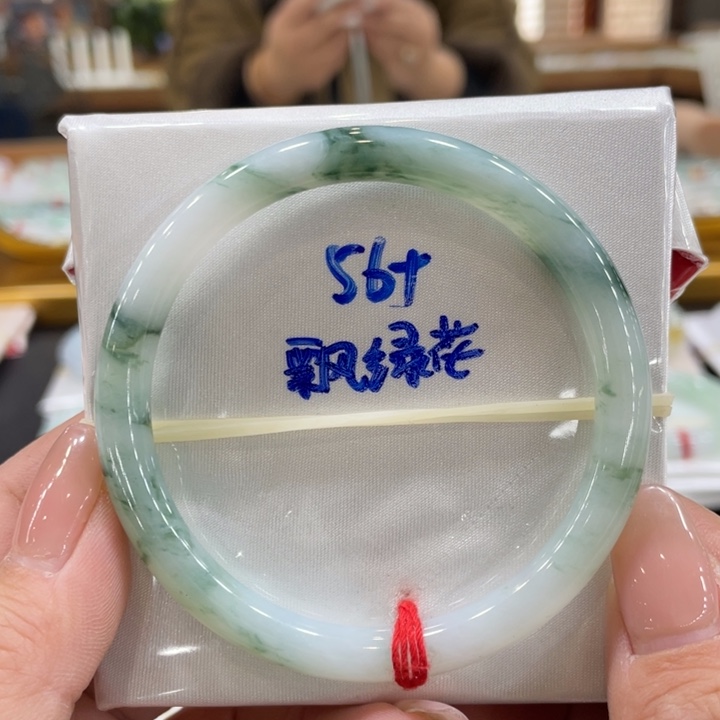 翡翠手镯未镶嵌翡翠