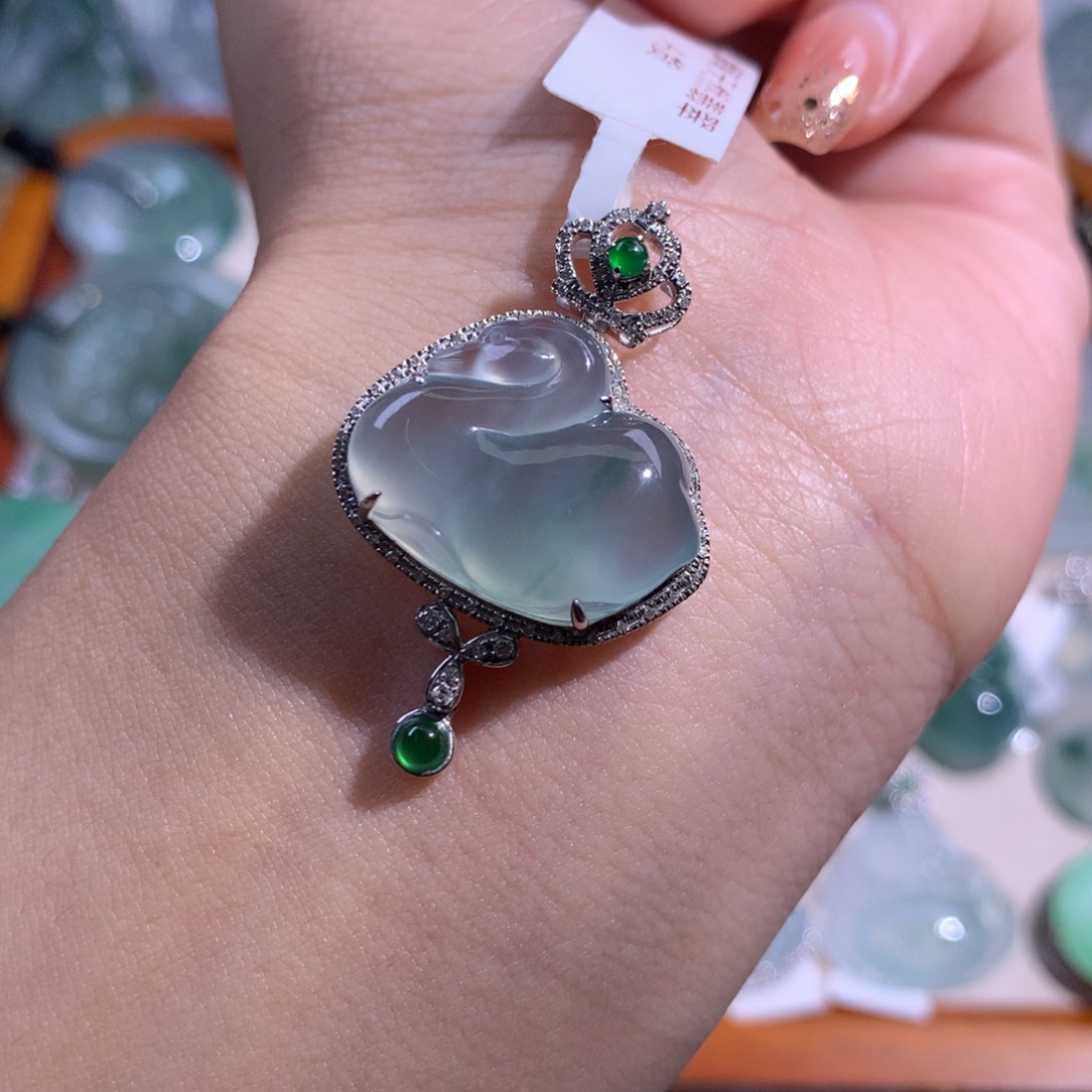 翡翠吊坠(不含链)18K金镶嵌冰天鹅