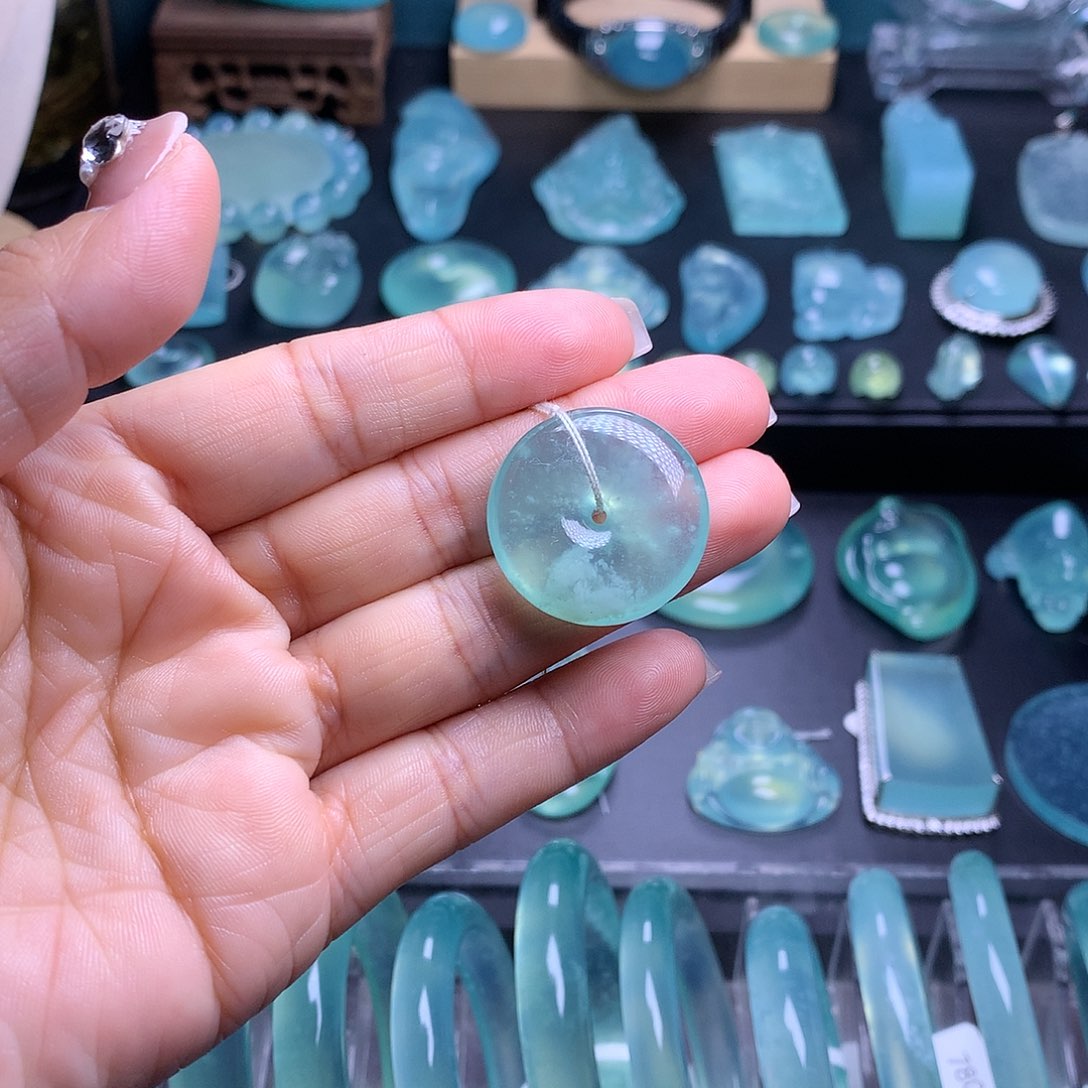 蛇纹石玉吊坠未镶嵌