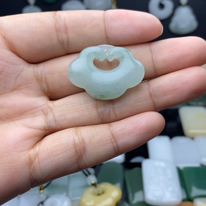 ****米石英质玉未镶嵌颈饰