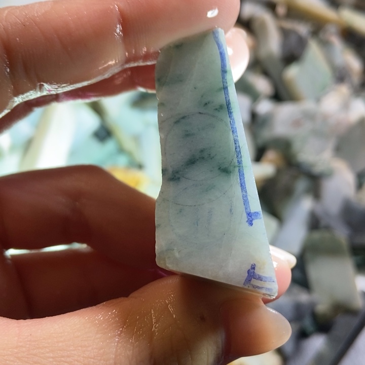 翡翠颈饰未镶嵌天然翡翠