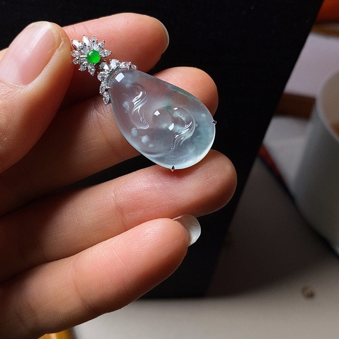 翡翠18K金镶嵌颈饰吊坠