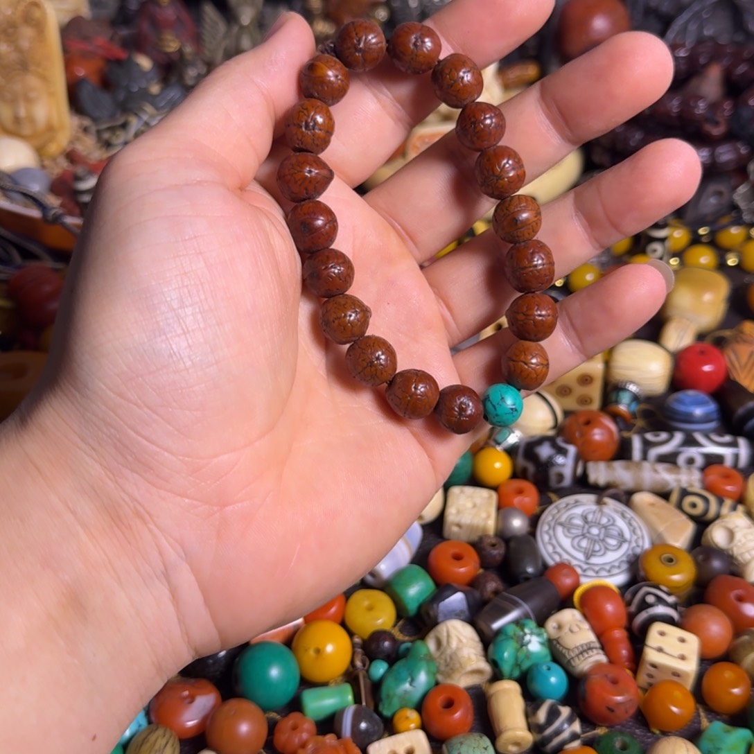 颈饰琉璃手串如图