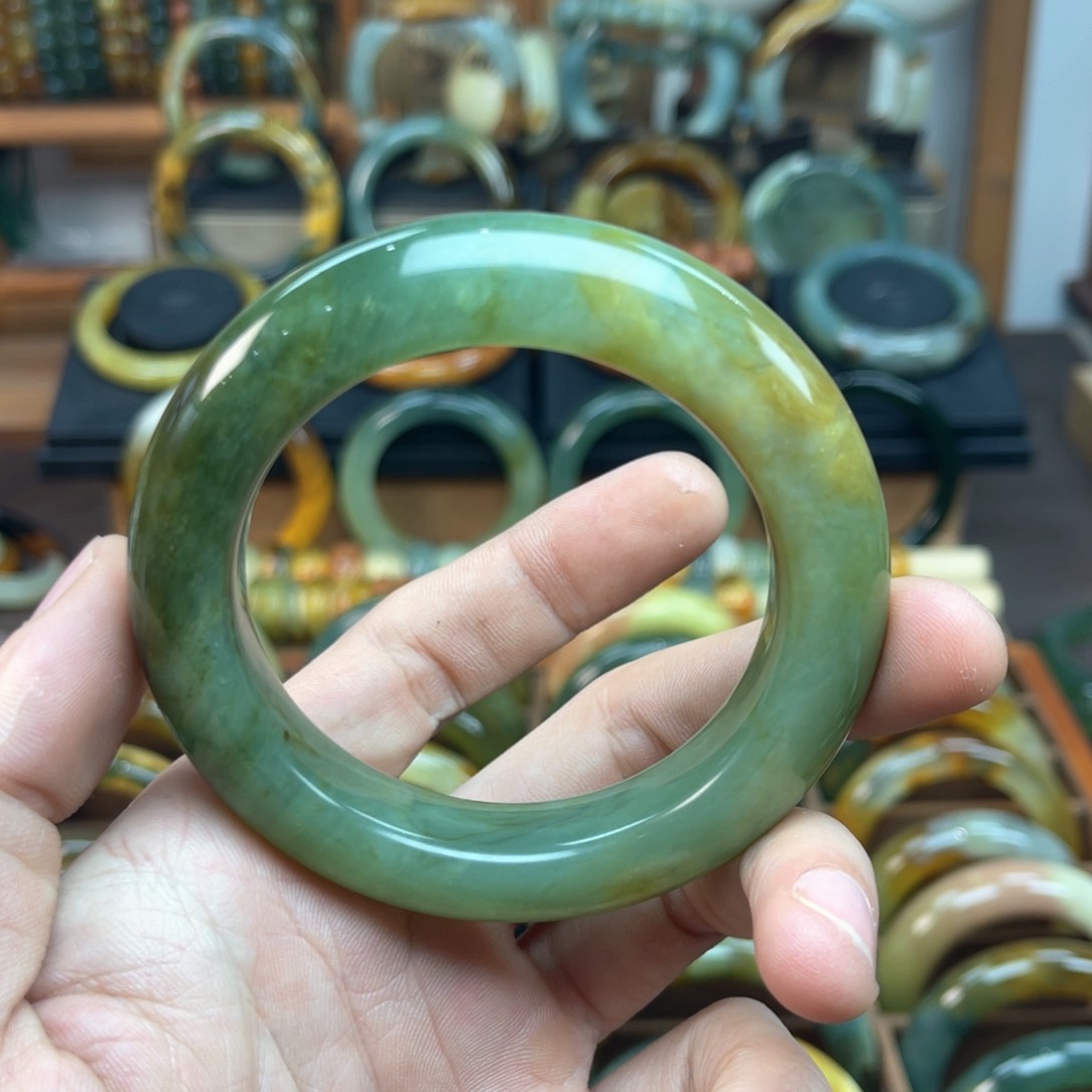 蛇纹石玉手镯未镶嵌?*