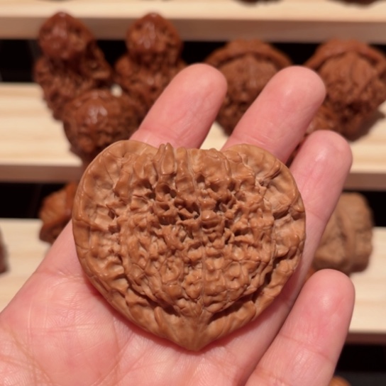 文玩核桃吊坠扁桃心