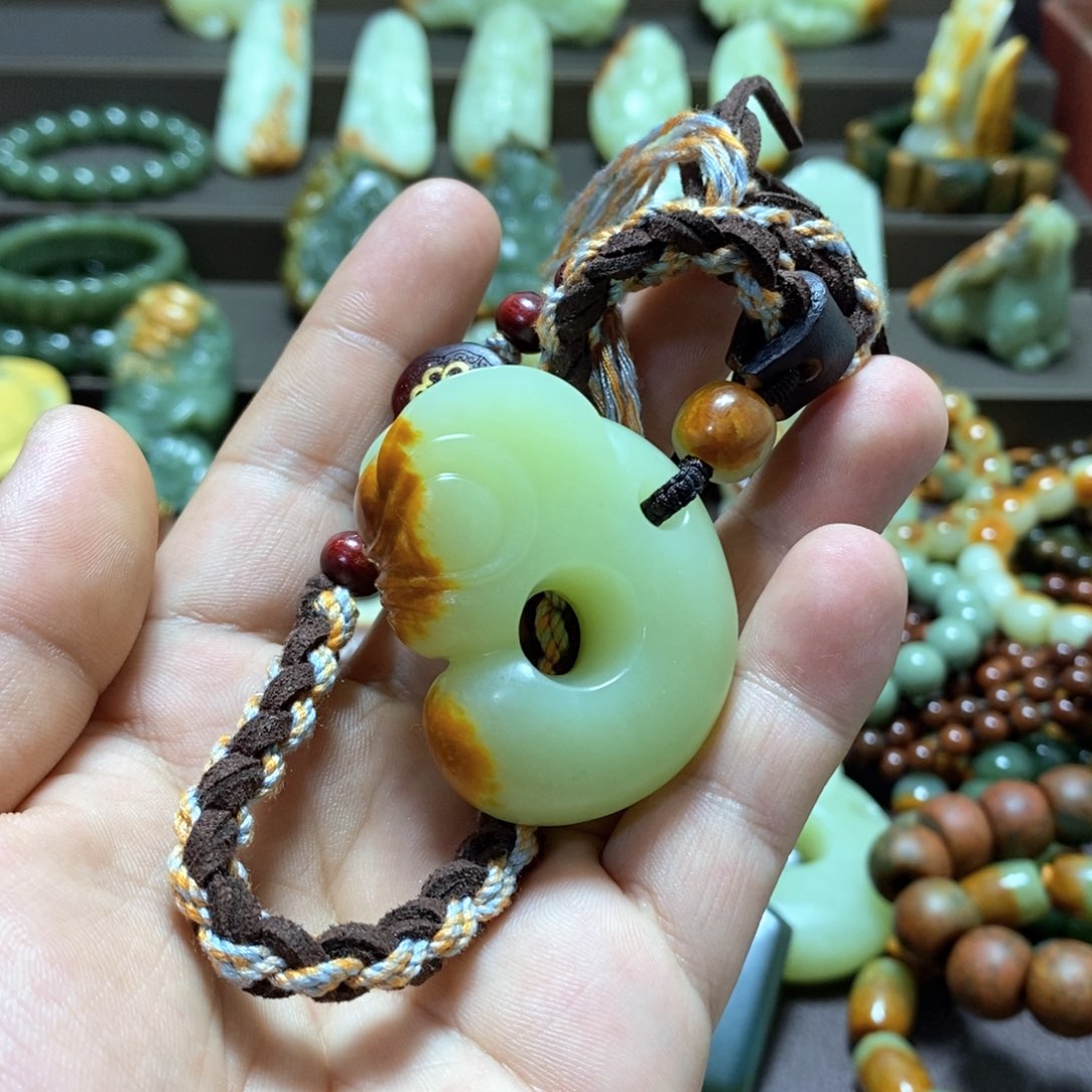 岫岩河磨玉（透闪石质玉）吊坠未镶嵌别**恙