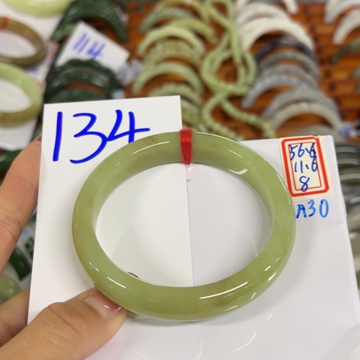 和田玉未镶嵌手镯