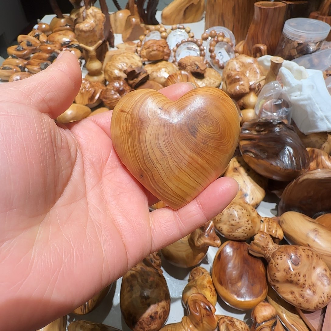 柏木（崖柏）太行崖柏陈化黑油爱心手把件