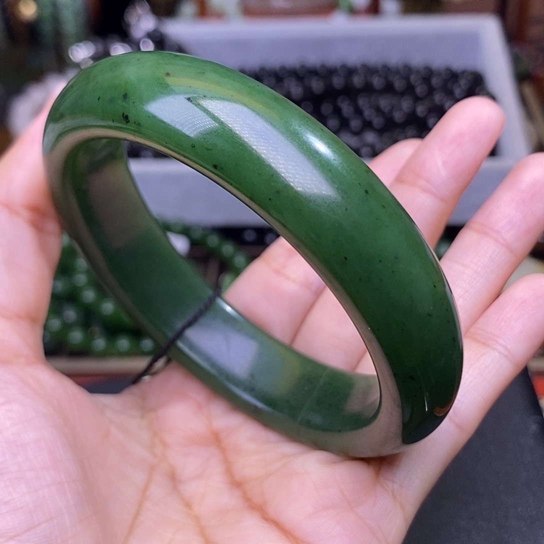 和田玉手镯未镶嵌60.4 菠菜绿轮胎手镯清货价