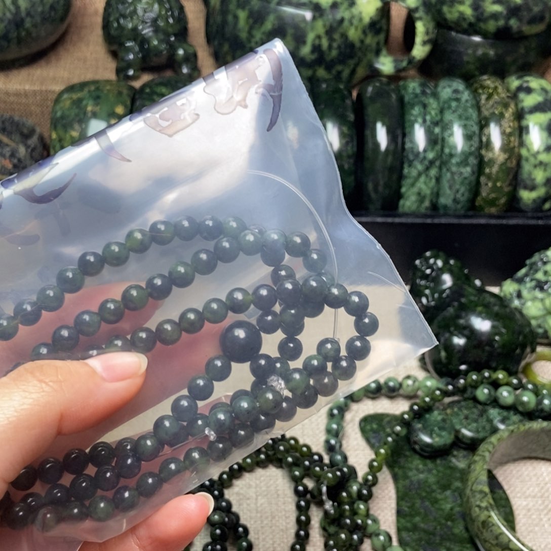 蛇纹石玉颈饰未镶嵌踏***天