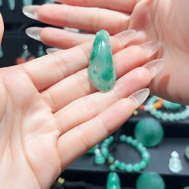 石英质玉（非洲翠）未镶嵌颈饰