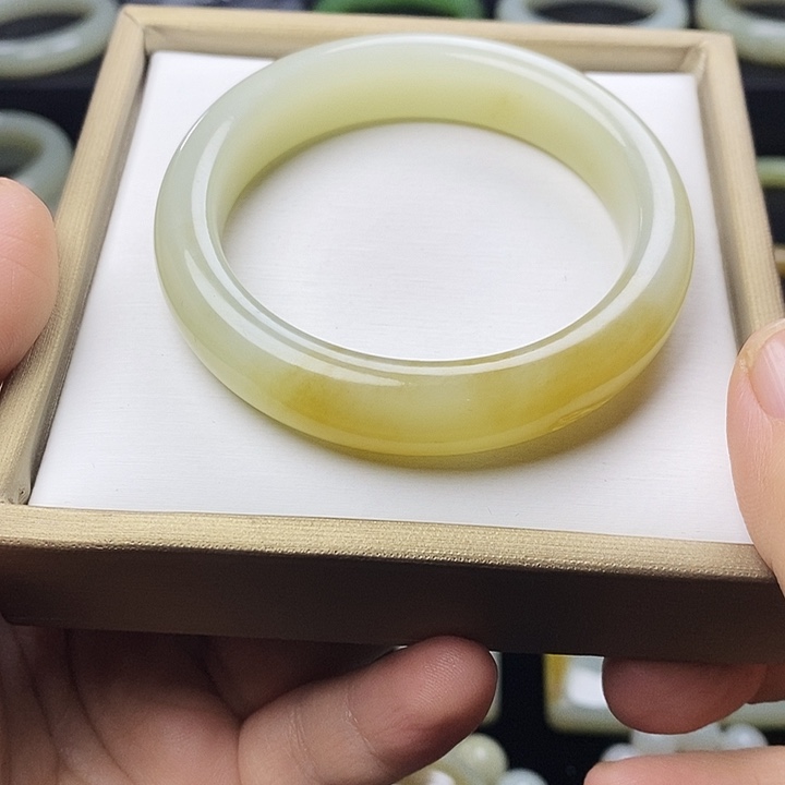 和田玉未镶嵌手镯