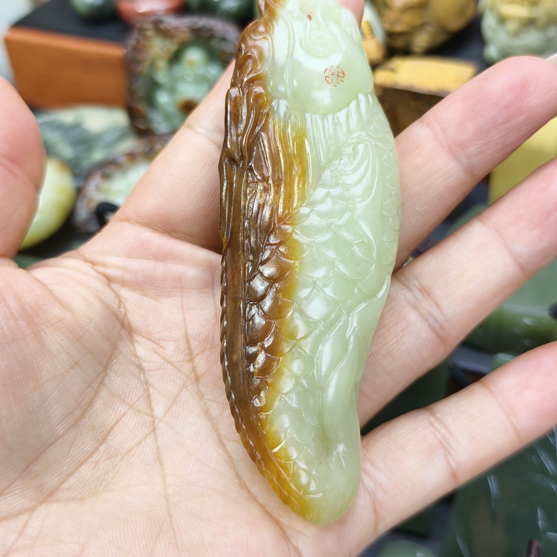 黄白河磨玉满背红皮龙鱼手把件