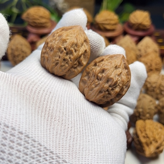 W***维核桃红皮鸡心文玩核桃