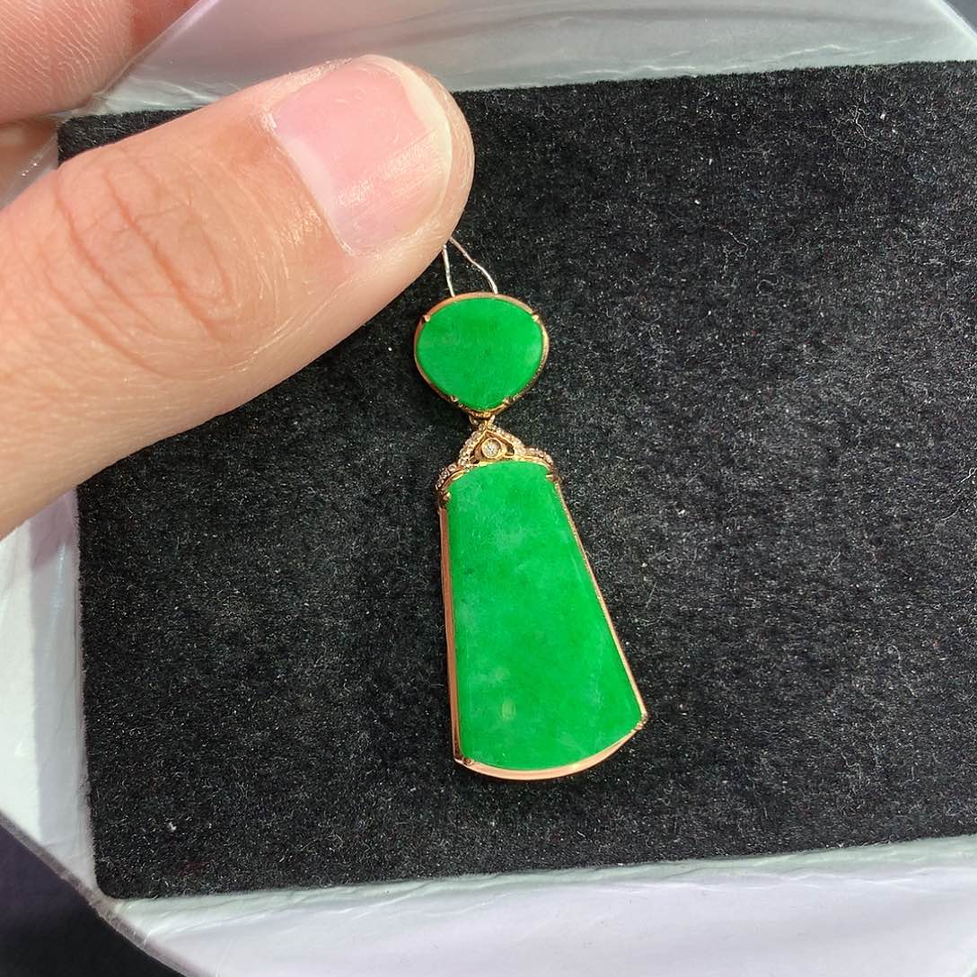 翡翠吊坠(赠链)18K金镶嵌