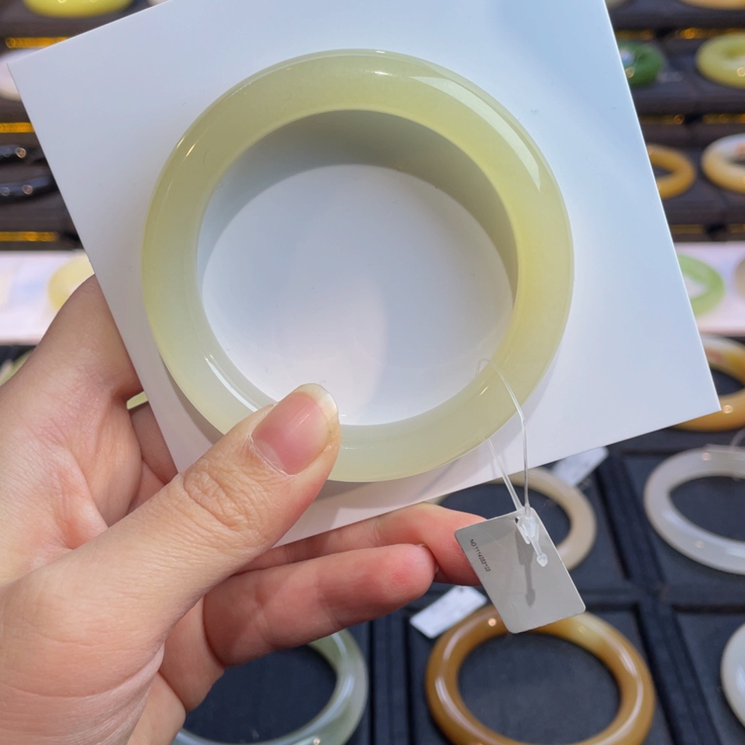 和田玉手镯未镶嵌高冰蜂蜜水手镯56