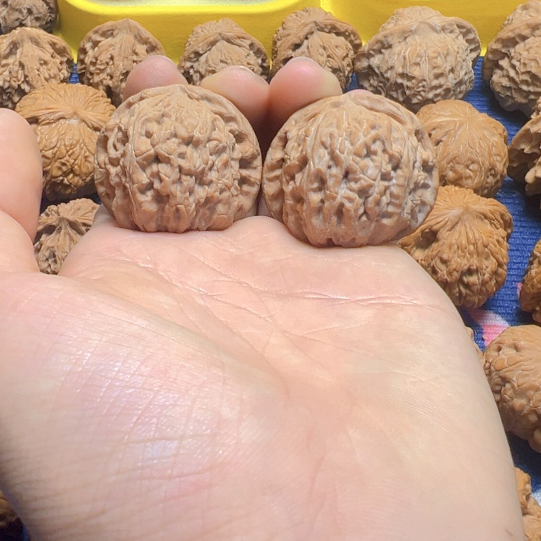 文玩核桃吊坠白狮子37