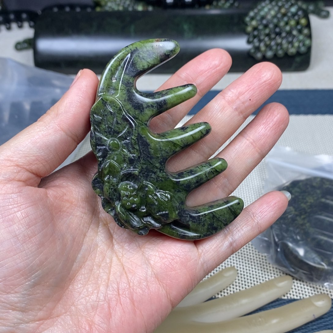 白***芝蛇纹石玉未镶嵌按摩梳