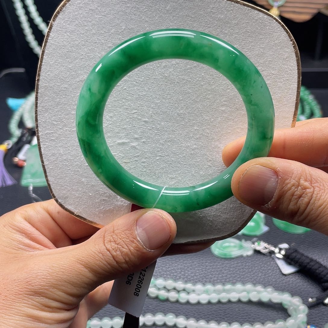 石英质玉手镯未镶嵌