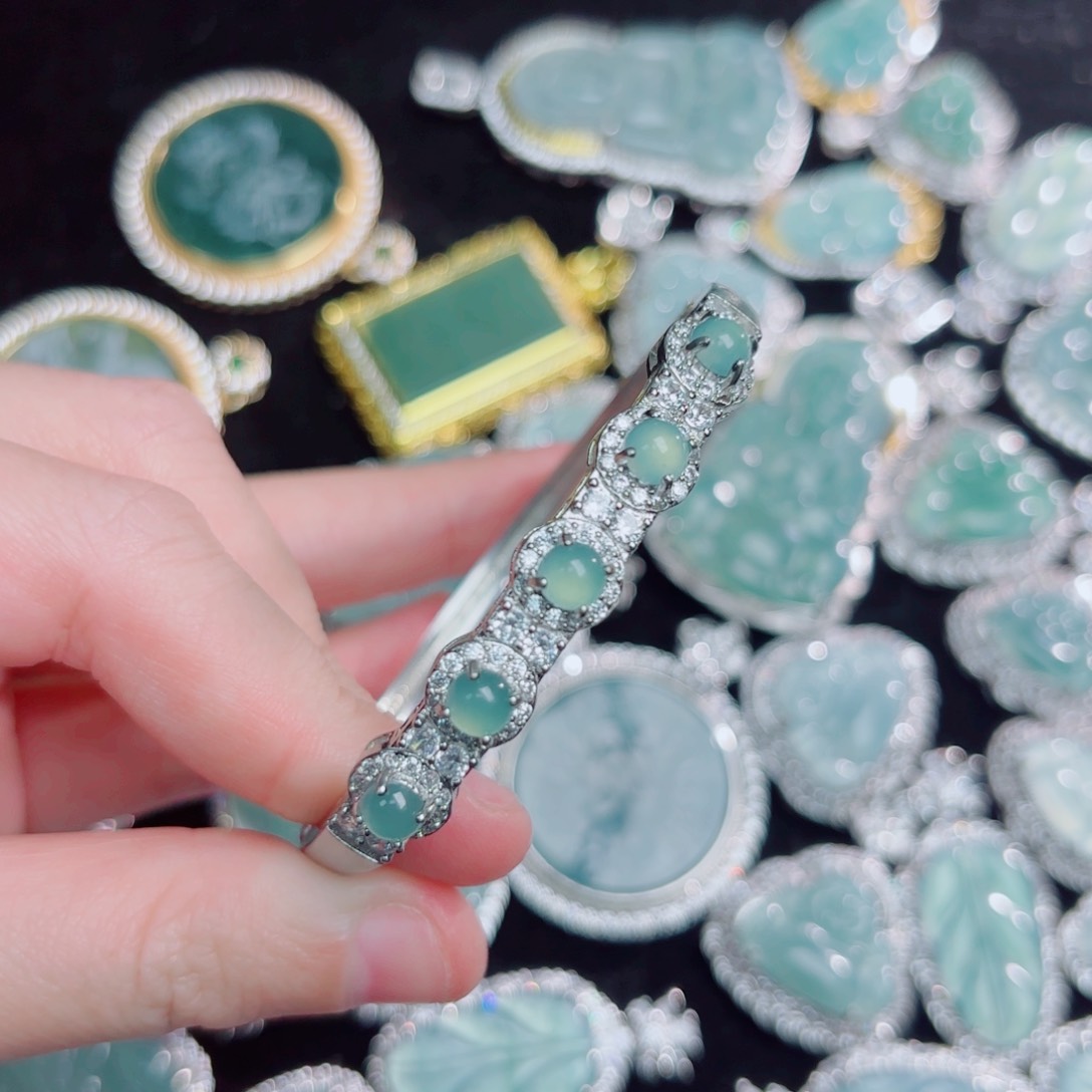 翡翠颈饰未镶嵌蛋面