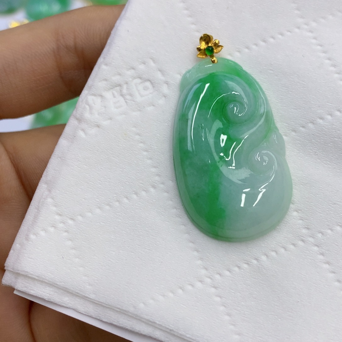 翡翠18K金镶嵌颈饰