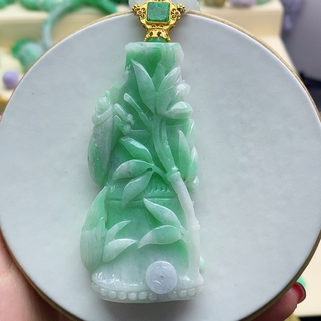 翡翠未镶嵌吊坠(赠链)