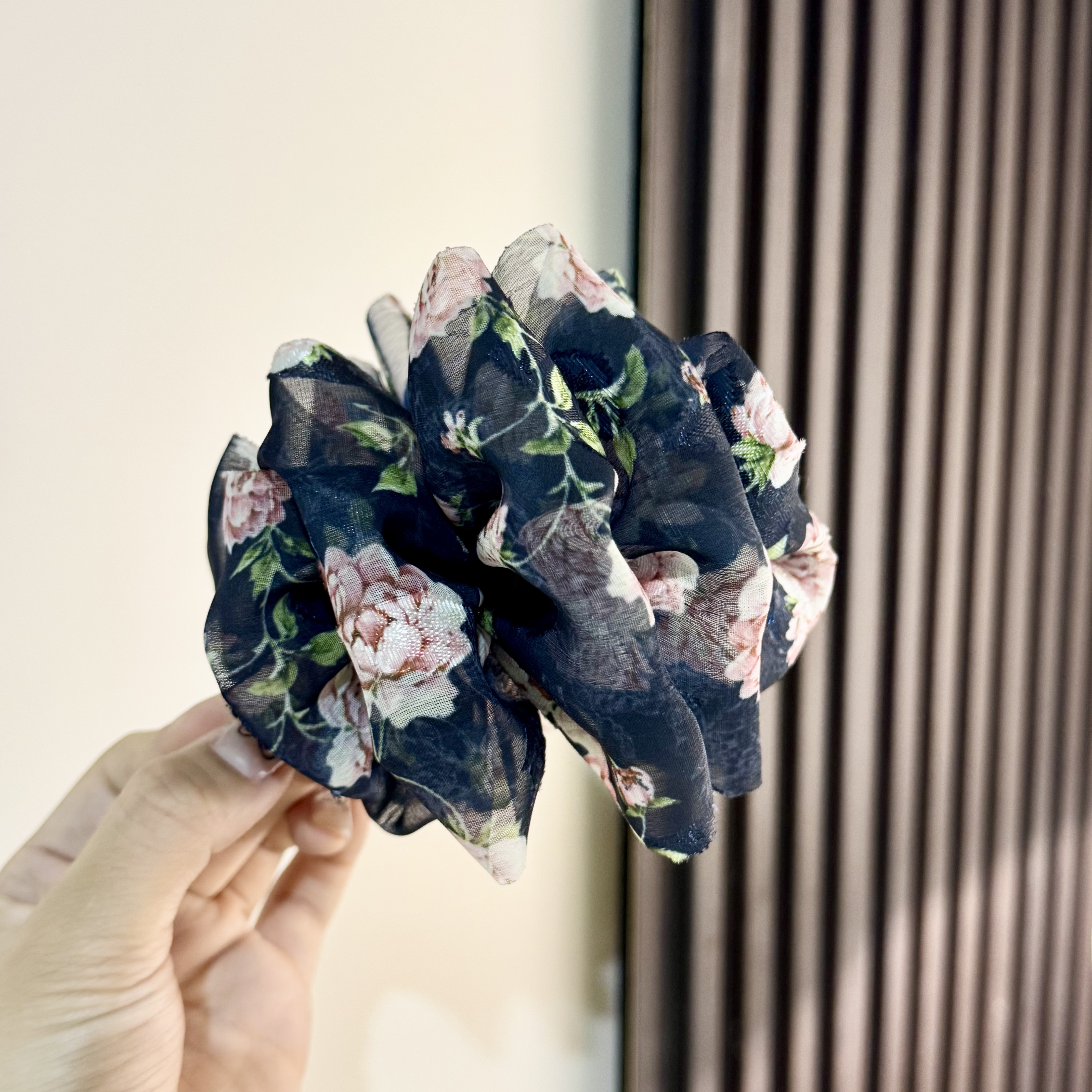 东大门 韩国新款花苞玫瑰香蕉夹甜美优雅气质款1085