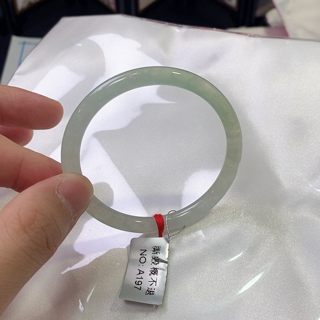 翡翠未镶嵌手镯（圆镯）